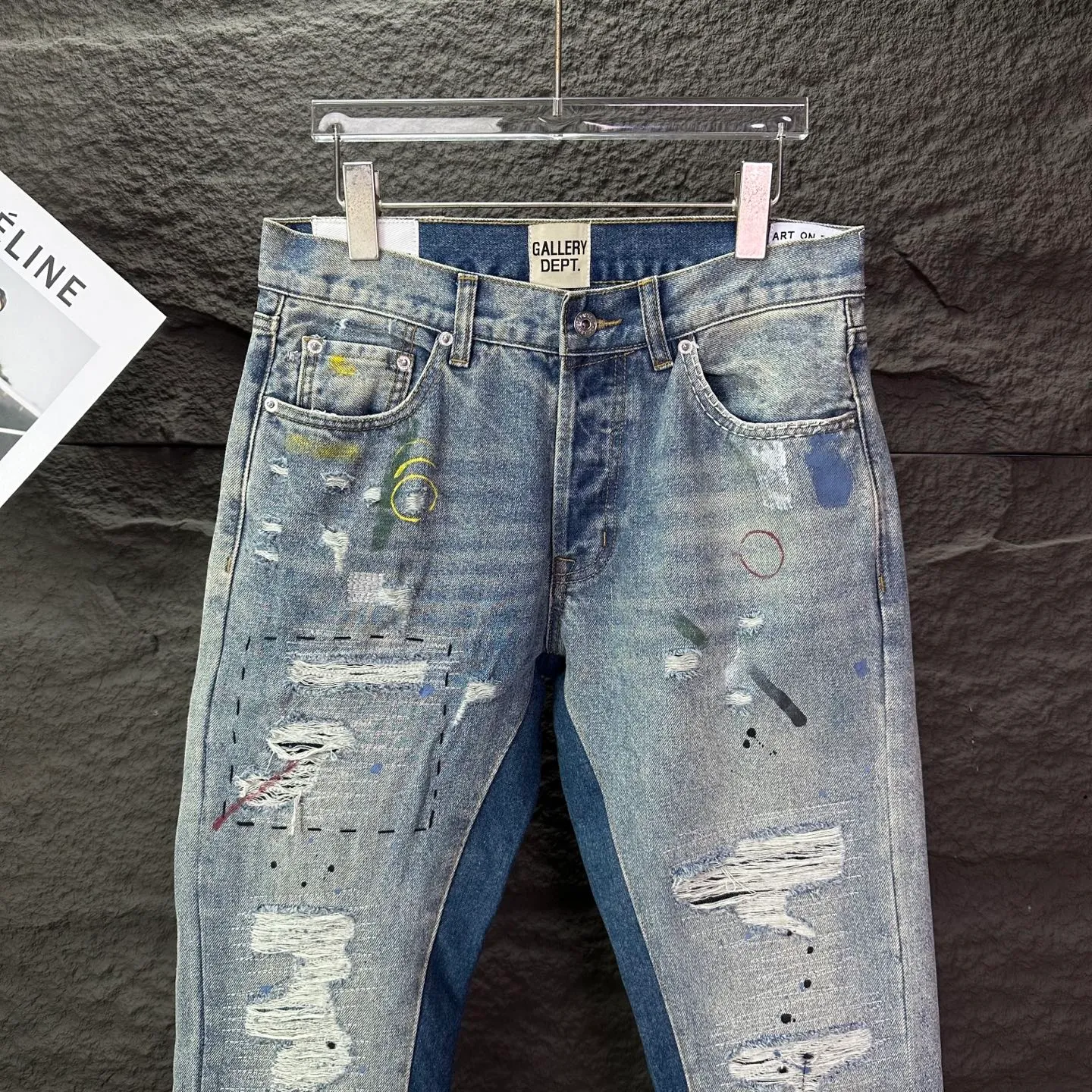 P300 GALLERY DEPT. 2025 New Retro Splashed Ink Hole Stitching Seams Couple Style Loose Bootcut Jeans 🔥High Version🔥High Version🔥 Top Ceiling Quality Styles with different washed textures are very friendly to people with thin legs and thick legs. The loose version of the bootcut is very flattering to the leg shape. Moderate length that never goes out of style, easy and casual to match, basic styling for various styles, a must-have in the wardrobe! The fabric is stiff but also makes the upper body soft without losing texture. The washing process is even more perfect. It is a must-have item for everyone! ! ! Washed wheat, hang tag, pants label, three complete labels, color: blue, size: 28, 30, 32, 34, 36 (five sizes)